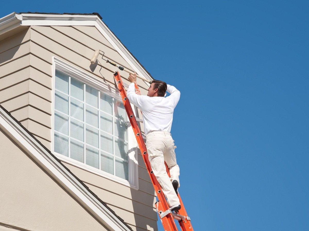 Professioneller Maler bei der Wandgestaltung